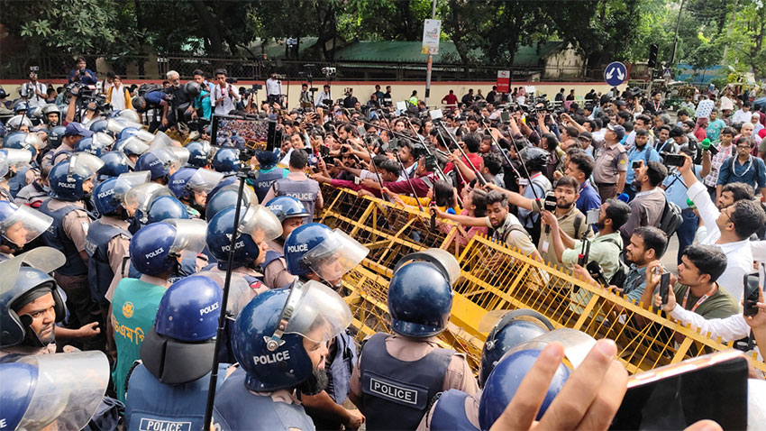 মন্ত্রীর পদত্যাগের দাবি বাদ, ছয় দফা দাবি নিয়ে সচিবালয়ে ৬ শিক্ষার্থী