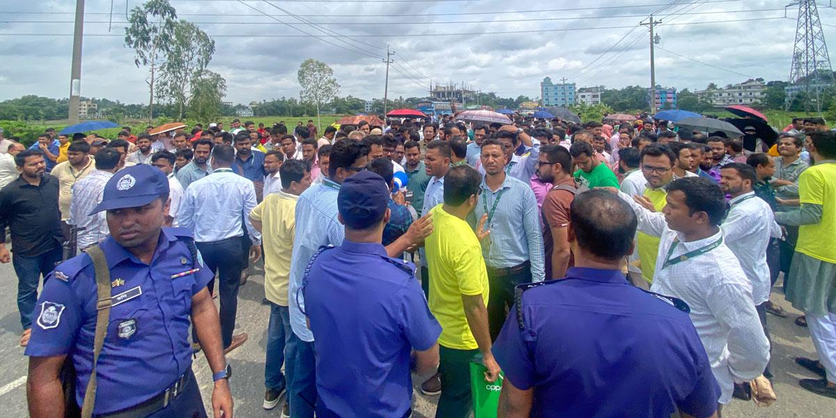চট্টগ্রামে সিইজেড উদ্বোধন অনুষ্ঠানে ইসলামী ব্যাংকের চাকরিচ্যুতদের বিক্ষোভ