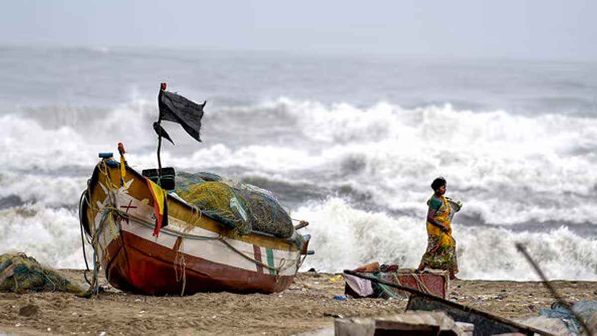 সাগরে নিম্নচাপ,৬ বিভাগে ভারী বর্ষণের সতর্কবার্তা,বন্দরগুলোয় সতর্কসংকেত