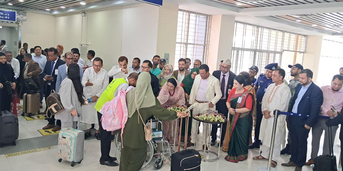 চালু হলো সিলেট-ম্যানচেস্টার ফ্লাইট,প্রবাসীদের ফুল দিয়ে বরণ