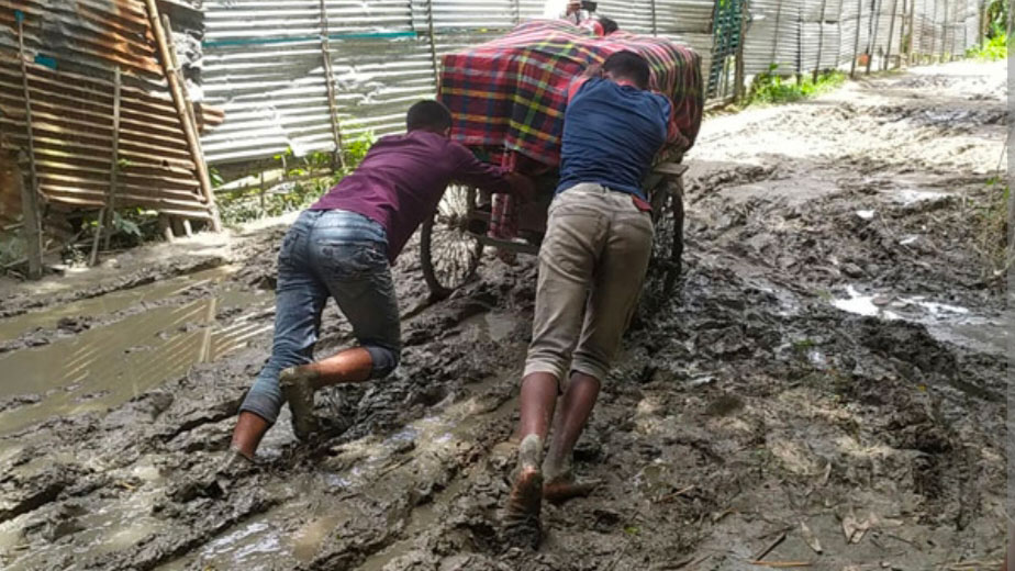 মুলাদীতে কাদা-মাটির সড়কে চরম ভোগান্তিতে পাঁচ গ্রামের মানুষ