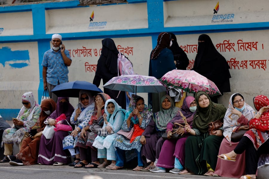 আন্দোলনের শঙ্কা, এইচএসসি কেন্দ্রে অভিভাবকদের বাড়তি উপস্থিতি