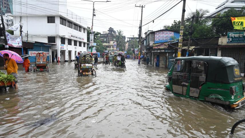 টানা বৃষ্টিতে পানির নিচে চট্টগ্রাম,বাসাবাড়িতেও পানি