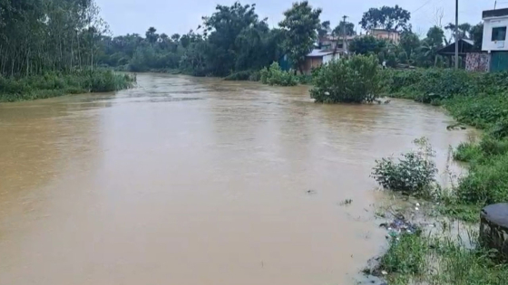 বাড়ছে মুহুরী নদীর পানি, আতঙ্কে নদীতীরের মানুষ