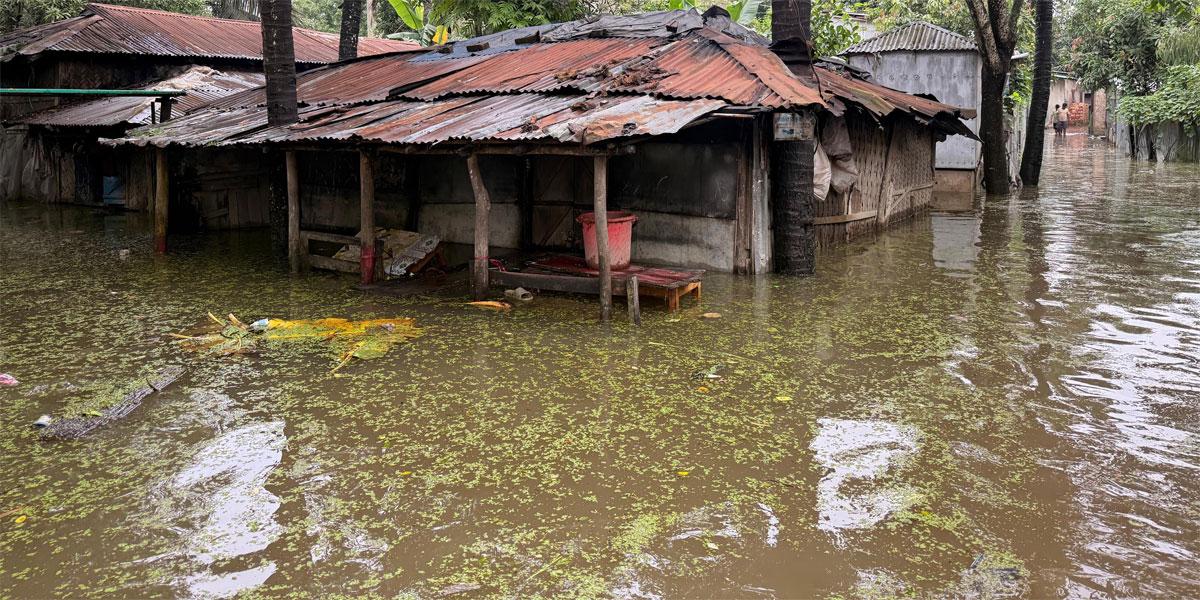 সাঙ্গুর পানি বিপৎসীমার উপরে,সাতকানিয়ায় পানিবন্দি লক্ষাধিক মানুষ
