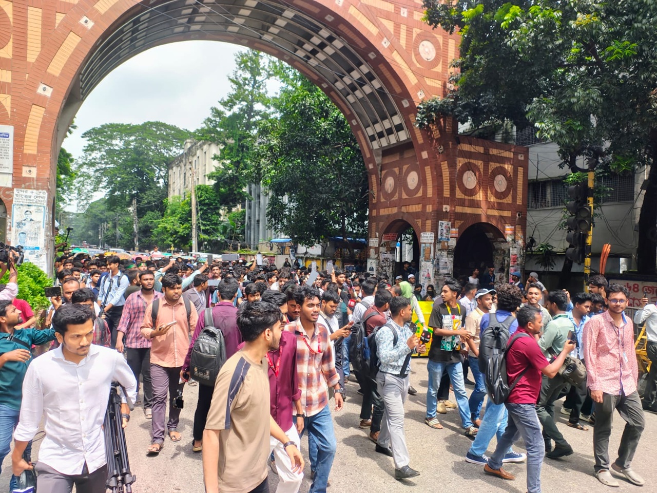 মিছিল নিয়ে ঢাকা শিক্ষা বোর্ডে যাচ্ছেন শিক্ষার্থীরা