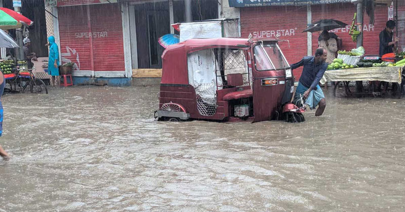 টানা বৃষ্টিতে পথে পথে দুর্ভোগ