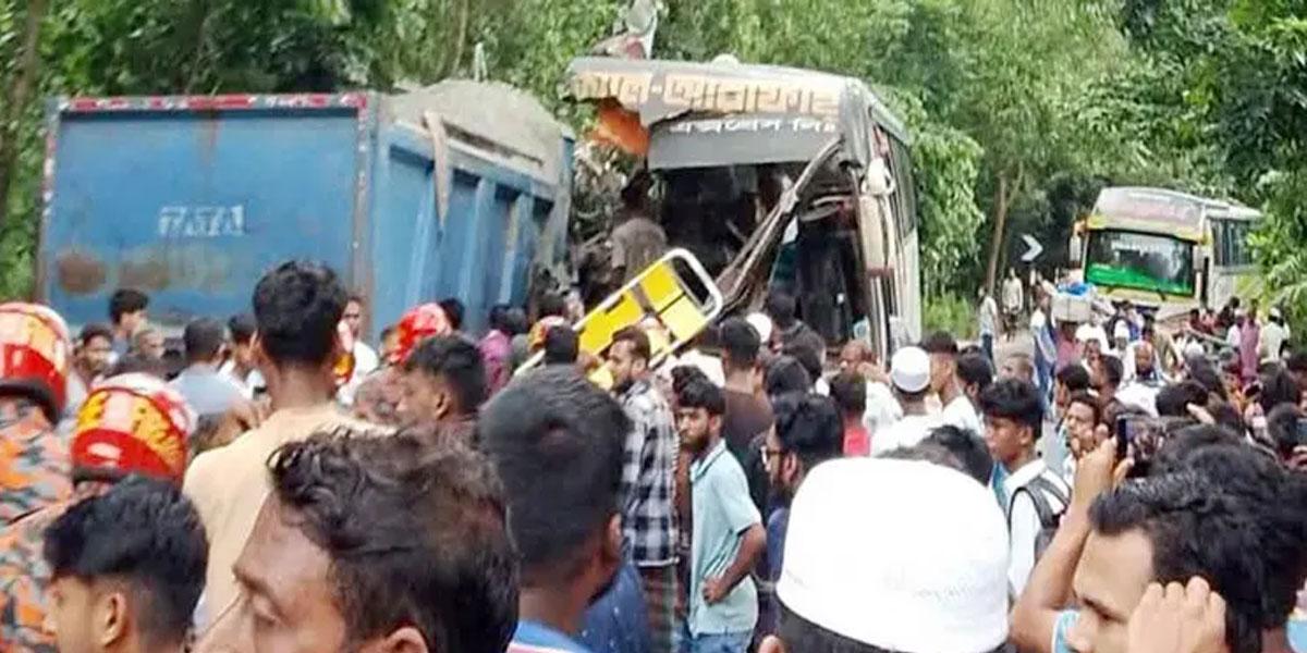 চাঁদপুরে বাস-ট্রাক মুখোমুখি সংঘর্ষে নিহত ৩