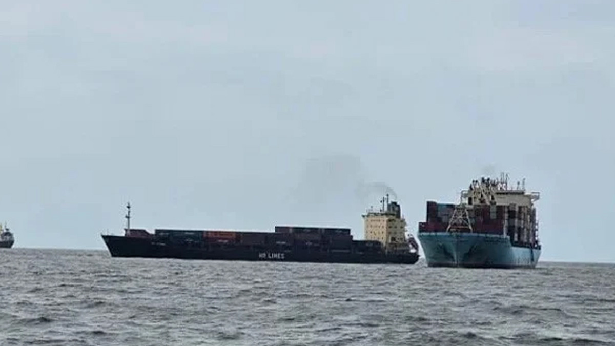 চট্টগ্রাম বন্দর চ্যানেলে আটকে পড়া সিএনসি ইউরেনাসকে ১২ ঘণ্টা পর উদ্ধার