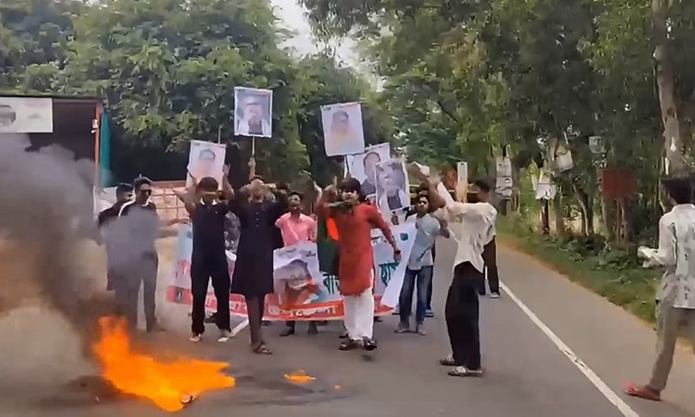 ঢাকা-খুলনা মহাসড়ক অবরোধ করে নিষিদ্ধ ছাত্রলীগের বিক্ষোভ