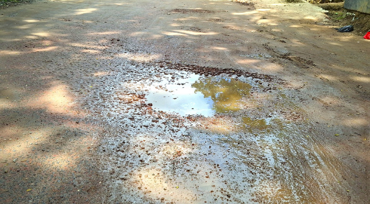 সড়কের বেহাল দশায় জনদুর্ভোগ চরমে