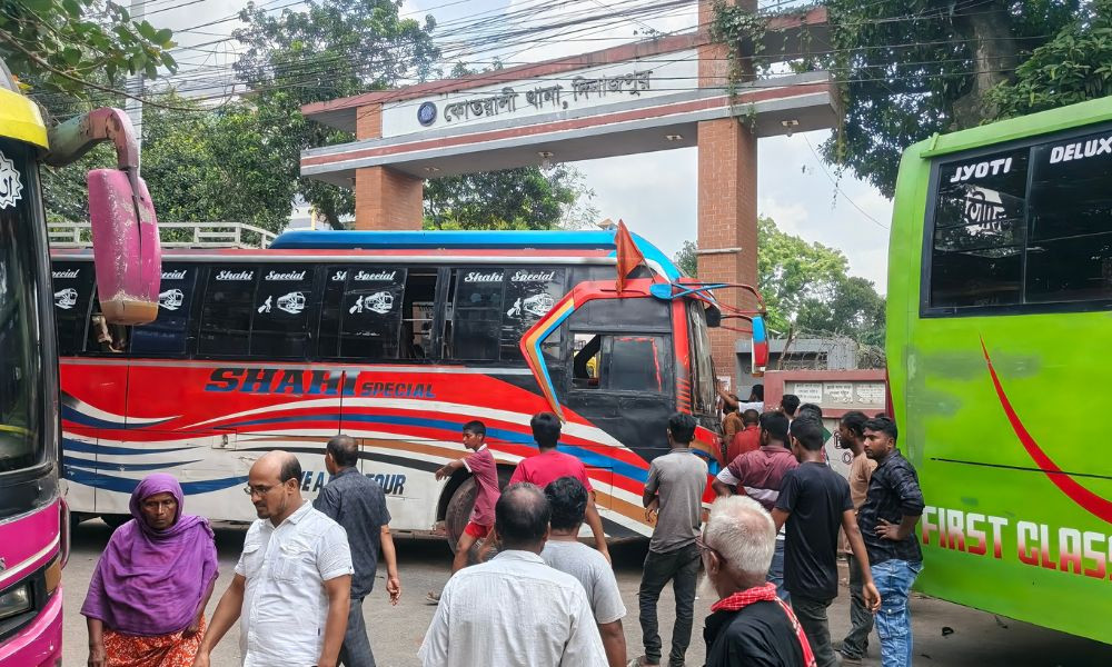 দিনাজপুরে শ্রমিক নেতা আটকের ঘটনায় থানা ঘেরাও,বাস চলাচল বন্ধ