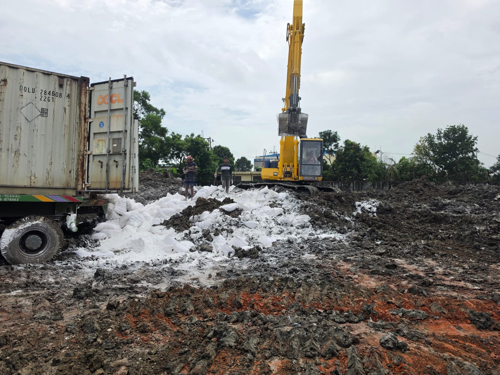 চট্টগ্রাম বন্দরে পড়ে থাকা ১২৬ কনটেইনার পণ্য ধ্বংস