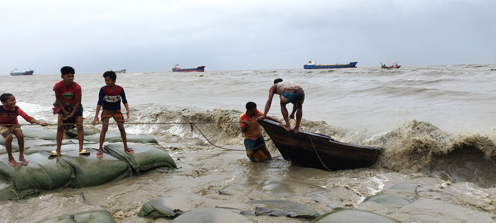 হাতিয়ায় নৌযোগাযোগ বন্ধ