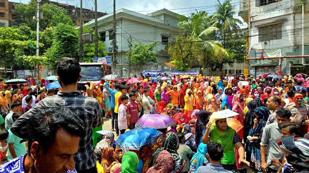 চট্টগ্রামে পোশাক শ্রমিকদের সড়ক অবরোধ