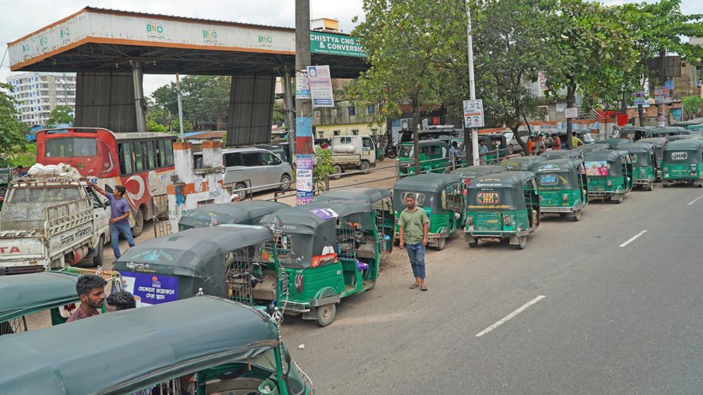 চট্টগ্রামে সিএনজি স্টেশনে দীর্ঘ লাইন, বাসায় জ্বলে না চুলা, কী করবে মানুষ?