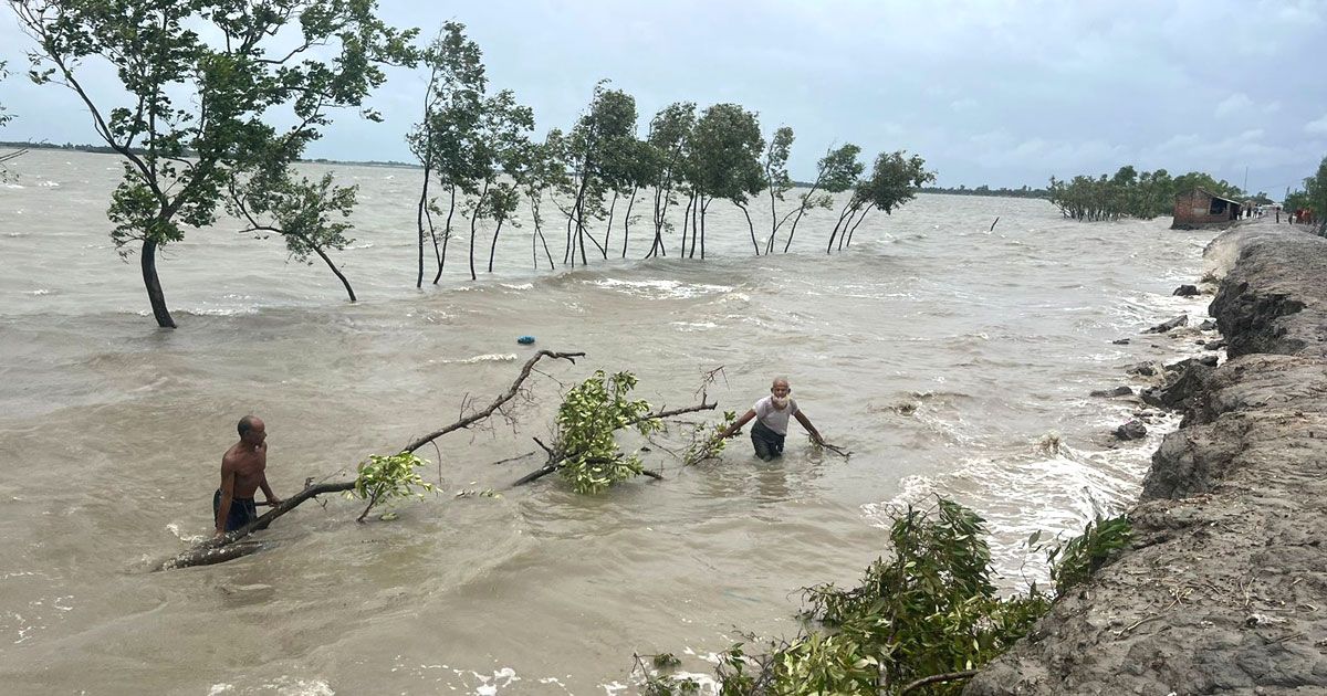 সংস্কার চলছে,তবু ভাঙনের শঙ্কা সাতক্ষীরার উপকূলীয় বেড়িবাঁধে