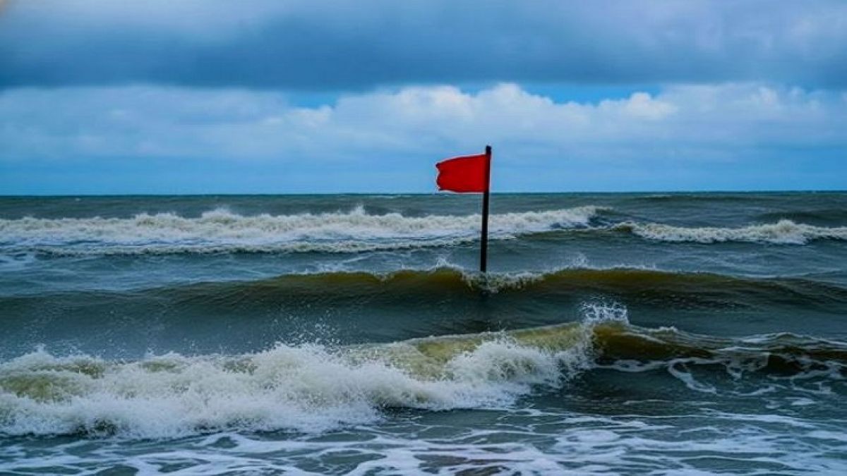 নিম্নচাপের প্রভাবে উপকূলে ঝড়ো হাওয়ার শঙ্কা,চার বন্দরে ৩ নম্বর সতর্কসংকেত
