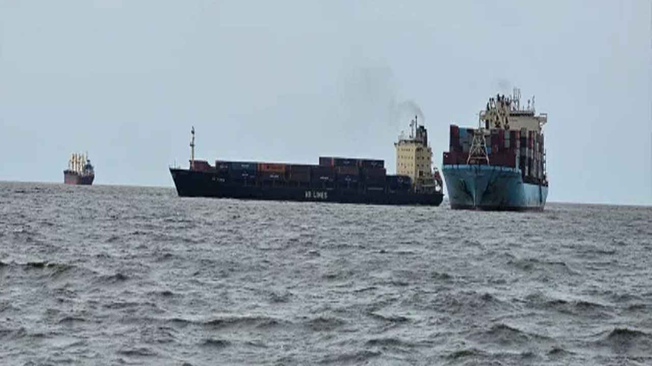 চট্টগ্রাম বন্দরে নোঙর করে রাখা এক জাহাজে অপর জাহাজের ‘ধাক্কা’