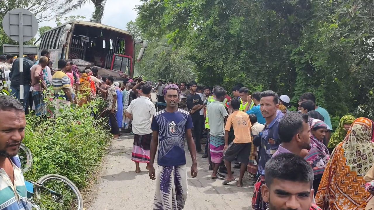 নাটোরে গরুবাহী গাড়ির সঙ্গে বাসের সংঘর্ষে নিহত ৩