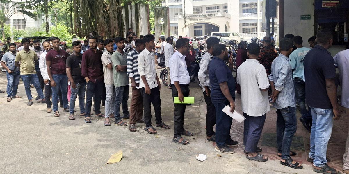 সেবাপ্রার্থীর চাপে হিমশিম বগুড়া বিআরটিএ, বেড়েছে ভোগান্তি