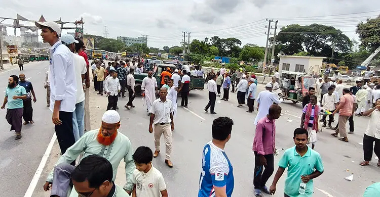 সার কারখানা দ্রুত চালুর দাবিতে আশুগঞ্জে মহাসড়কে বিক্ষোভ