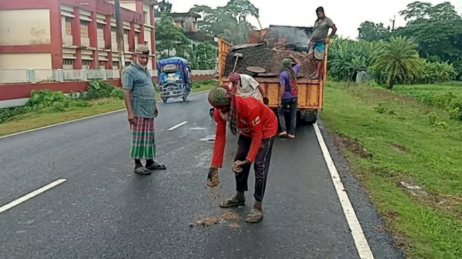 ১৩ কোটি টাকায় সড়ক সংস্কার:১০ দিনেই উঠে গেছে পিচ,বৃষ্টিতেই চলছে জোড়াতালি