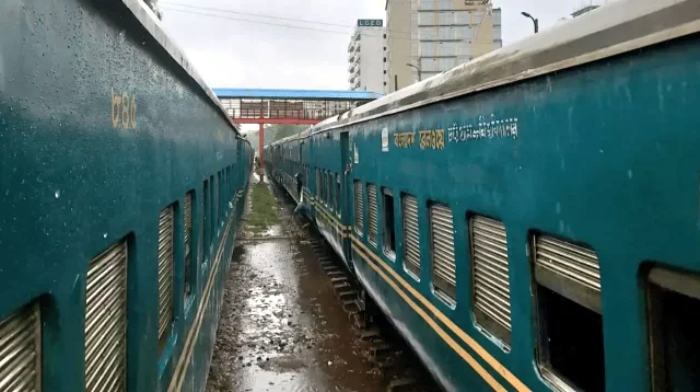 অতিবৃষ্টিতে চার ঘণ্টা আটকে চবির দুই শাটল ট্রেন