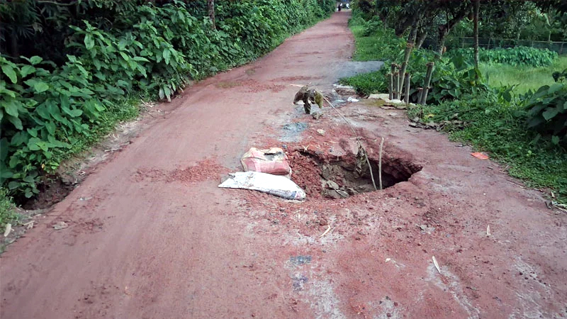 রাস্তা খুঁড়ে নিরুদ্দেশ ঠিকাদার, চার বছর ধরে দুর্ভোগে মানুষ