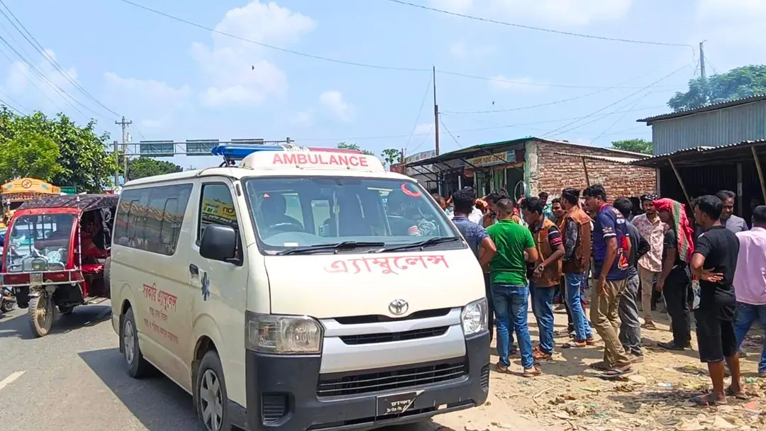 সরকারি অ্যাম্বুলেন্স থেকে ১৫০০ পিস ইয়াবা উদ্ধার,গ্রেপ্তার ৩