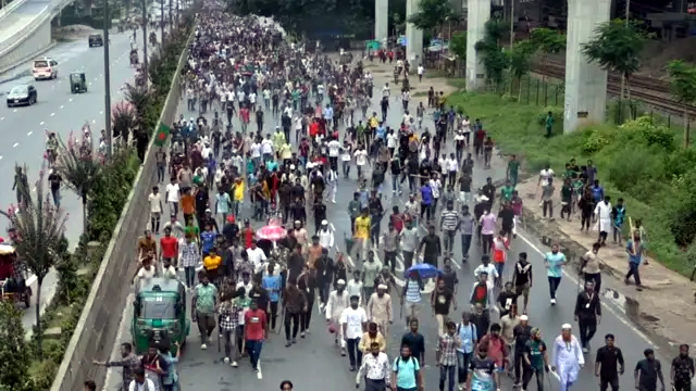 নিদ্রাহীন রাতের পর সকালে কারফিউ ভেঙে রাজপথ দখল ছাত্র-জনতার