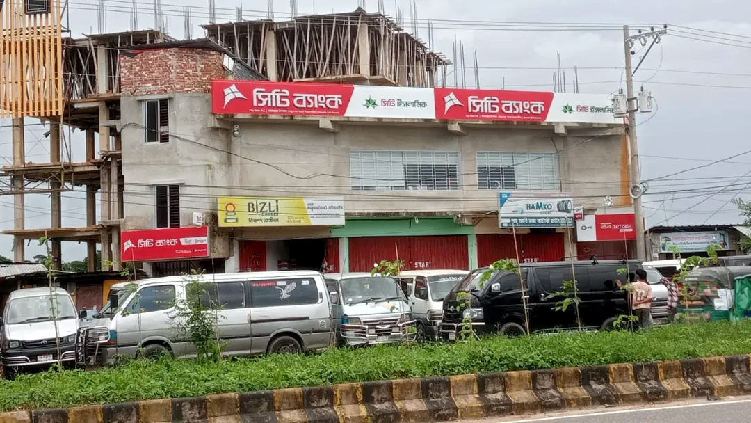 আনোয়ারায় টানেল গোলচত্বরে অবৈধ হাইস-মাইক্রো পার্কিং