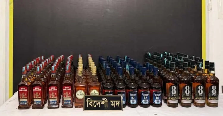 প্রাইভেটকারে জব্দ ১১৮ বোতল বিদেশি মদ