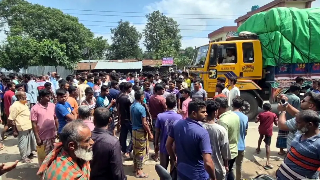 বগুড়ায় নিহত বেড়ে ৭,স্পিডব্রেকার নির্মাণের আশ্বাসে সড়ক ছাড়লেন এলাকাবাসী