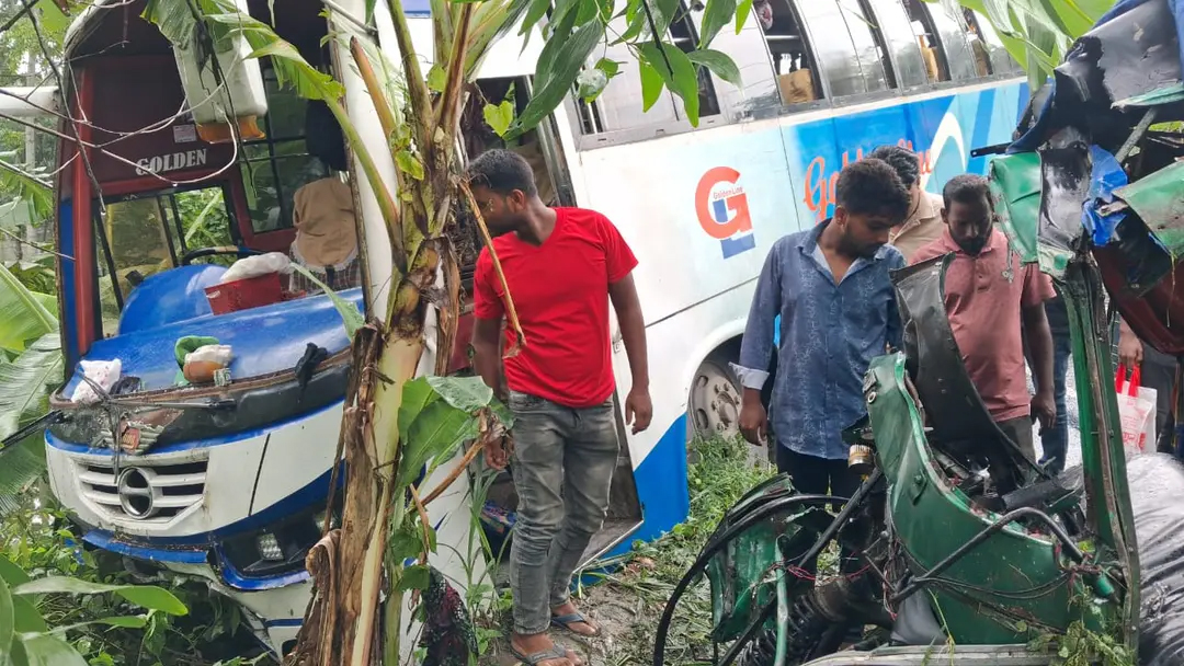 রাজবাড়ীতে যাত্রীবাহী বাস ও মাহেন্দ্রর সংঘর্ষে চালক নিহত
