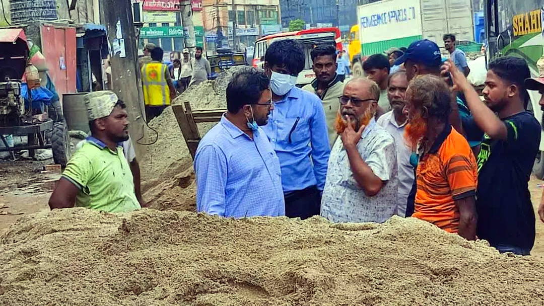 মহাসড়কে নির্মাণসামগ্রী রাখার দায়ে ২০ হাজার টাকা জরিমানা