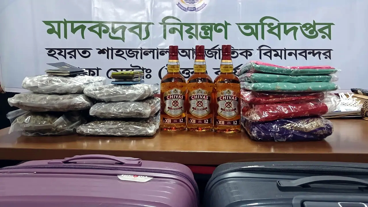 শাড়ির নিচে কুশ-মদ নিয়ে শাহজালাল বিমানবন্দরে দুই ভারতীয়