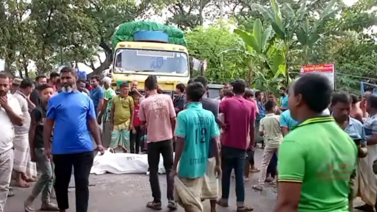 সিরাজগঞ্জে ট্রাক-পিকআপ সংঘর্ষে চালক নিহত, মরদেহ নিয়ে মহাসড়ক অবরোধ