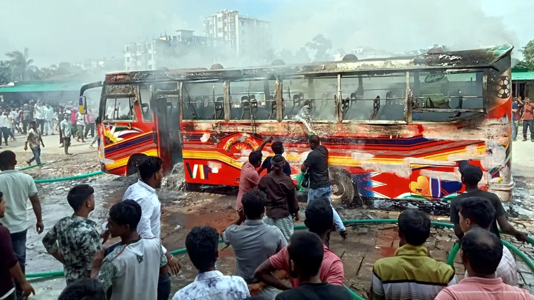 কালিয়াকৈরে দাঁড়িয়ে থাকা বাসে আগুন