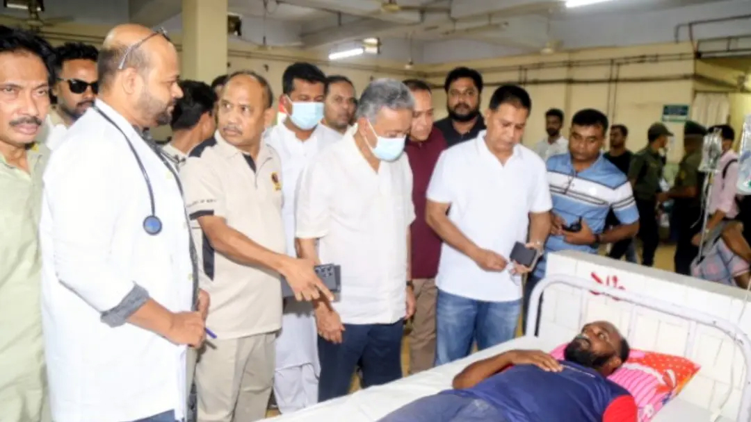 চট্টগ্রামে শিপইয়ার্ডে দুর্ঘটনায় আহতদের দেখতে হাসপাতালে অর্থমন্ত্রী