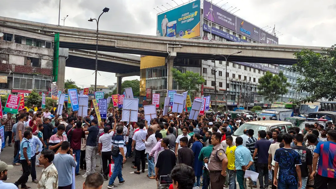 অবৈধ স্লিপার বাসের বৈধতার দাবিতে সড়ক অবরোধ