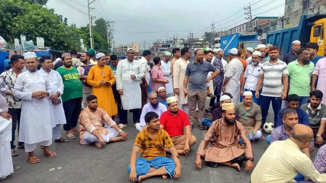 নিরাপদ সড়কের দাবিতে গাজীপুরে দেড় ঘণ্টা সড়ক অবরোধ