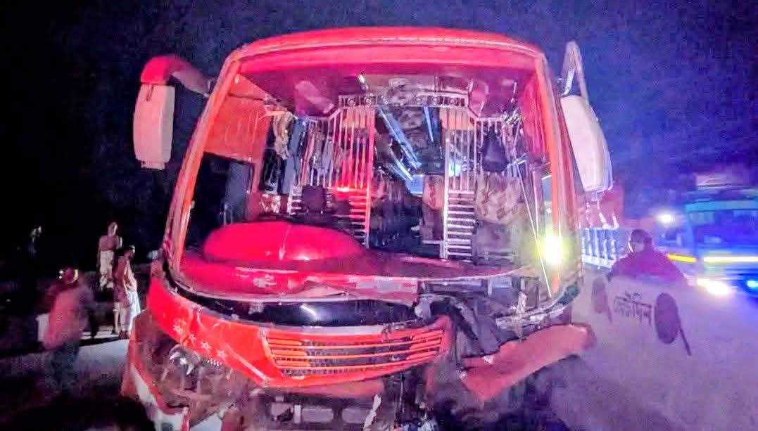 মধ্যরাতে বিকল ট্রাকে যাত্রীবাহী বাসের ধাক্কায় নিহত ২
