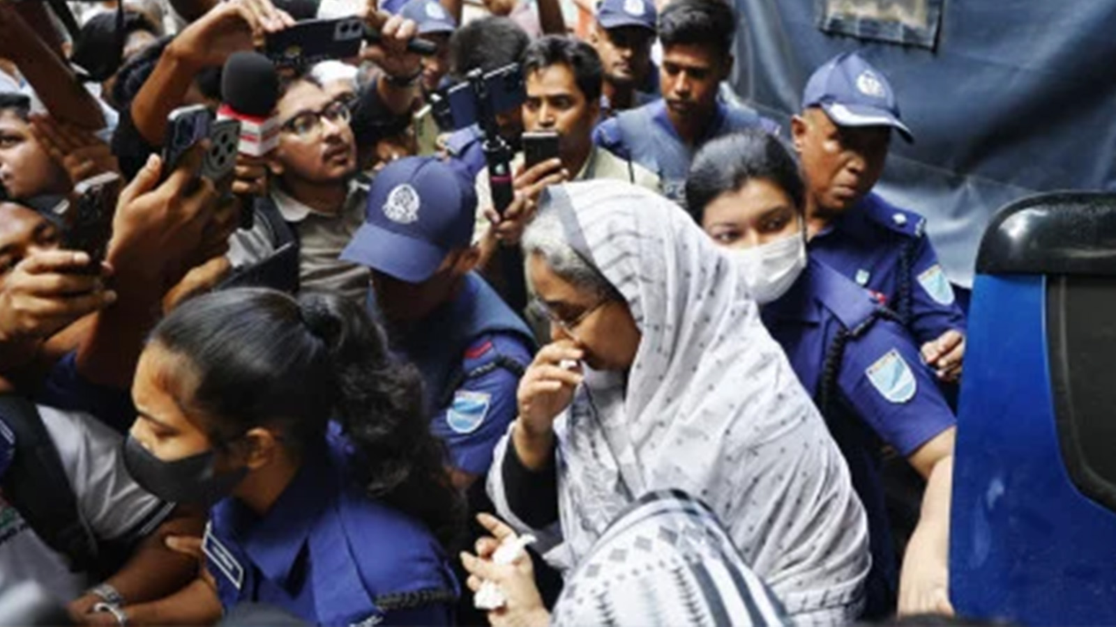স্বামীকে শেষ বিদায় জানাতে কারাগারের বাইরে দীপু মনি