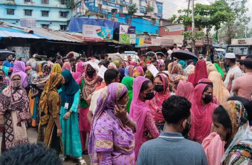 বকেয়া বেতন নয়,কারখানা বিক্রির কথা শুনে সড়কে শ্রমিকেরা