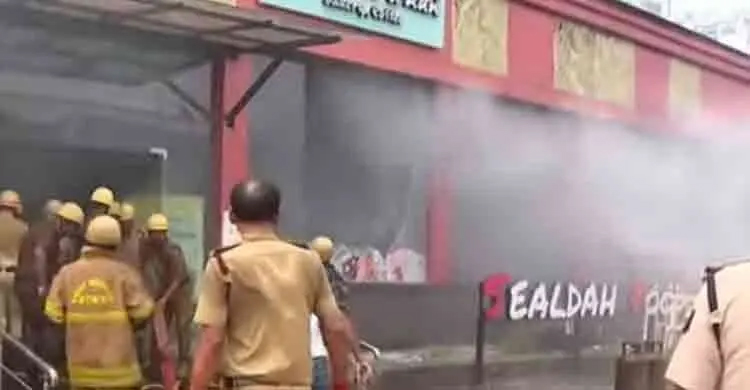 কলকাতার শিয়ালদহ স্টেশনে ভয়াবহ আগুন
