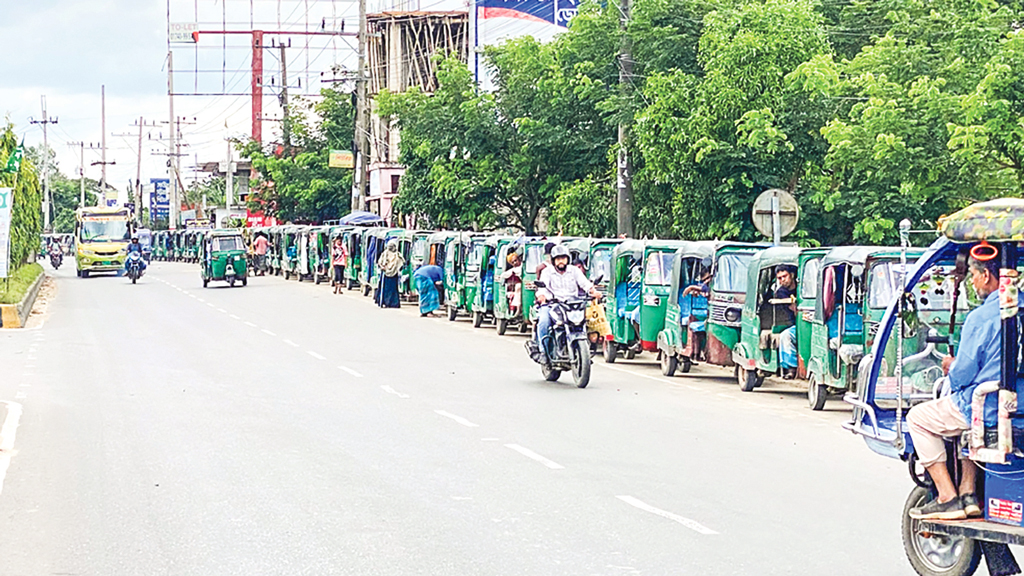 ১২ ঘণ্টার অপেক্ষায় পাওয়া গ্যাসে চলে ৫ ঘণ্টা, চট্টগ্রামে বেড়েছে ভোগান্তি