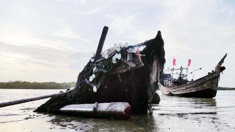 বঙ্গোপসাগরে ট্রলারডুবিতে ১৪ জেলে নিখোঁজ