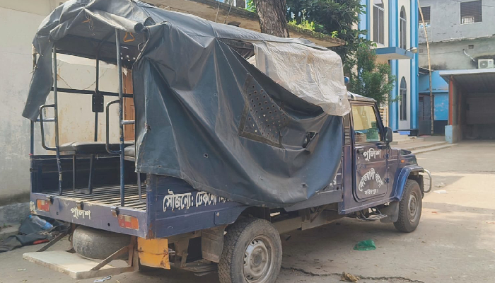 মাদকসংক্রান্ত বিরোধ নিয়ন্ত্রণ করতে গিয়ে, পুলিশের উপর হামলা গাড়ি ভাঙচুর