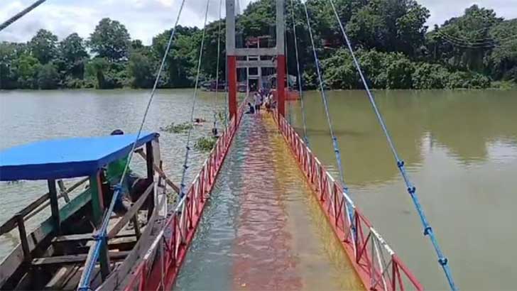 কাপ্তাই হ্রদের পানিতে ডুবল ঝুলন্ত সেতু